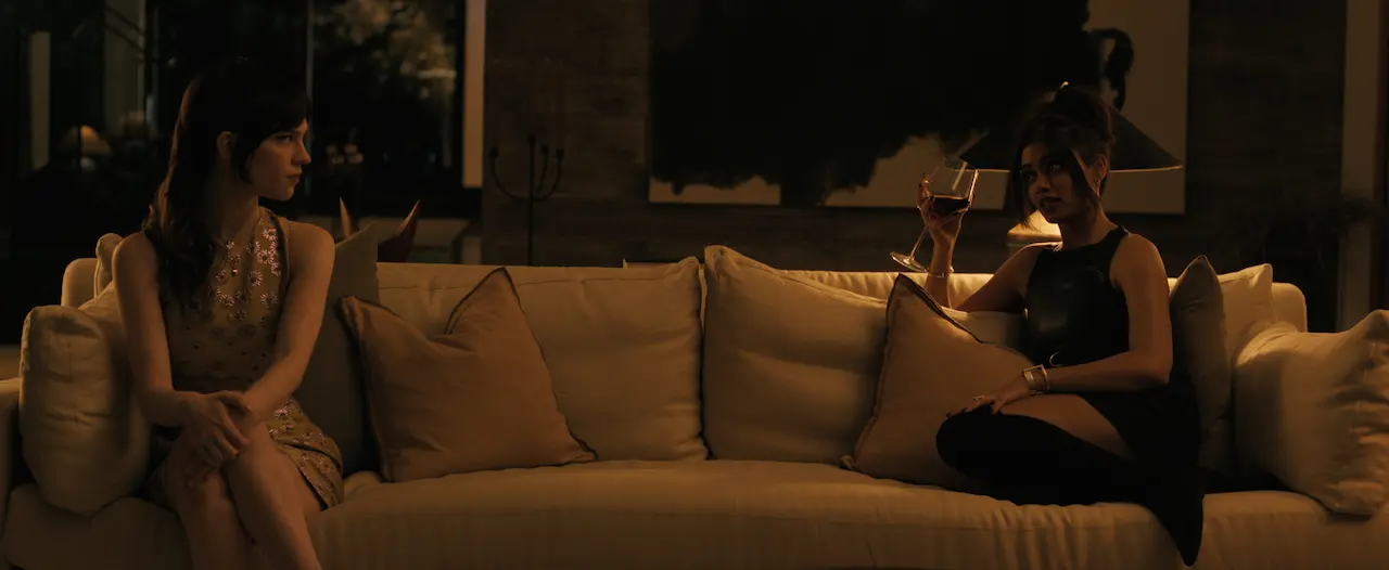 Sophie Thatcher e Megan Suri in Companion