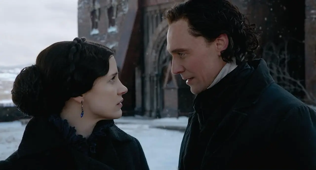 Tom Hiddleston e Jessica Chastain in Crimson Peak