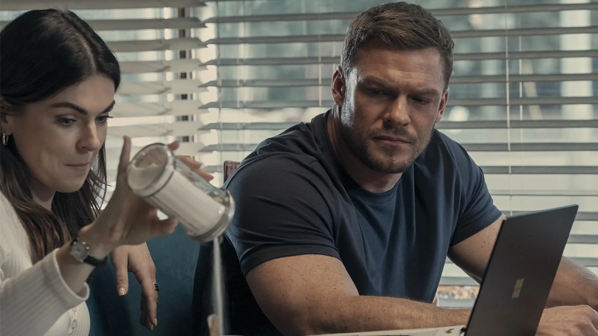 Alan Ritchson e Serinda Swan in in Reacher - Stagione 2