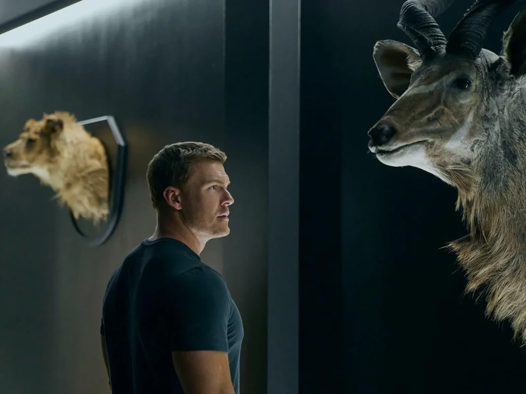 Alan Ritchson in Reacher