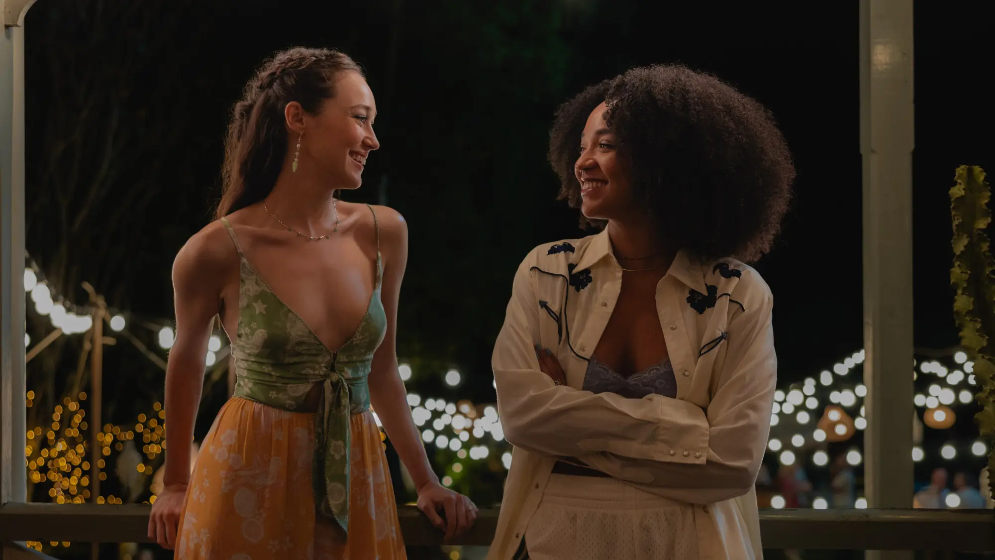 Alycia Debnam-Carey e Aisha Dee in Apple Cider Vinegar