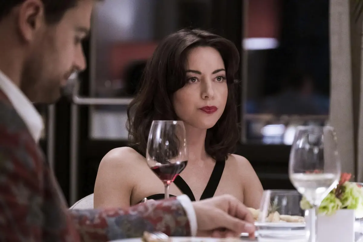 Aubrey Plaza e Theo James in The White Lotus (2021)