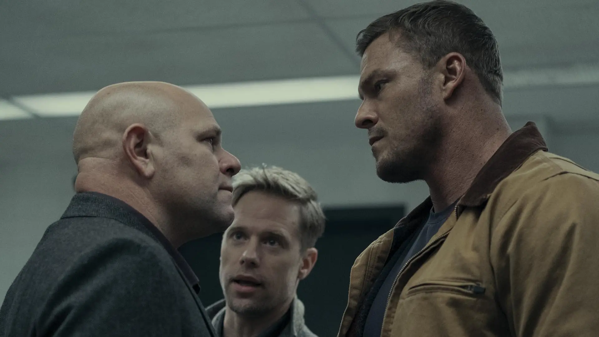 Domenick Lombardozzi, Shaun Sipos e Alan Ritchson in Reacher - Stagione 2