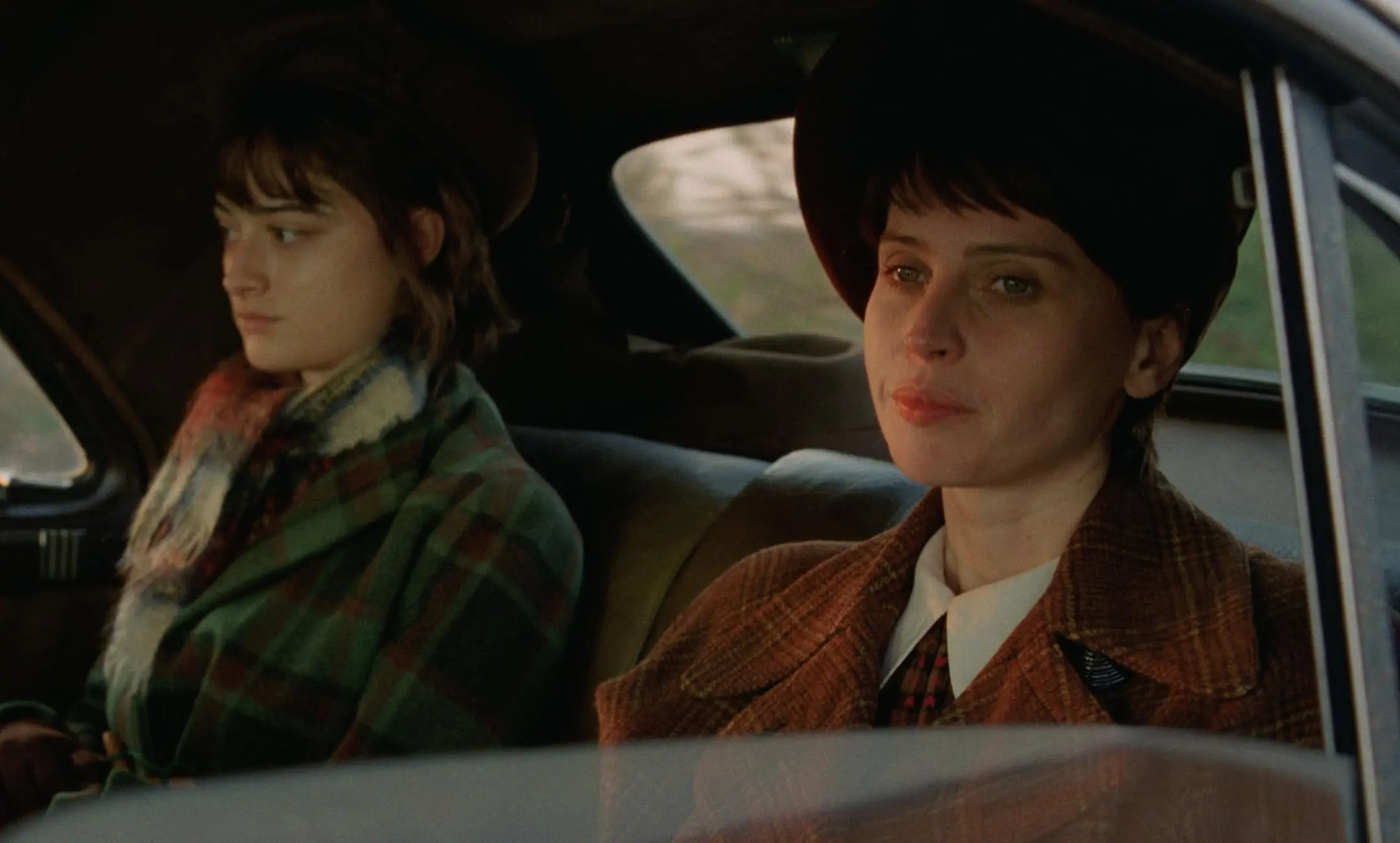 Felicity Jones e Raffey Cassidy in The Brutalist (2024)