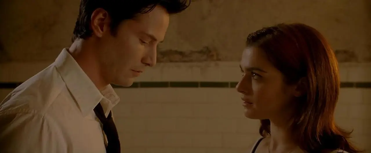 Keanu Reeves e Rachel Weisz in Constantine