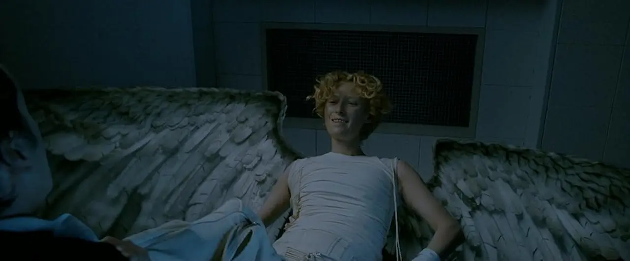 Keanu Reeves e Tilda Swinton in Constantine