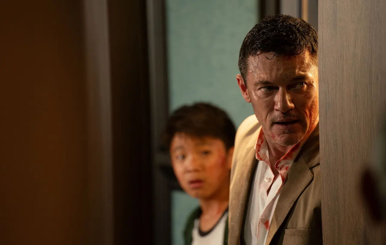 Luke Evans e Wyatt Yang in Weekend a Taipei