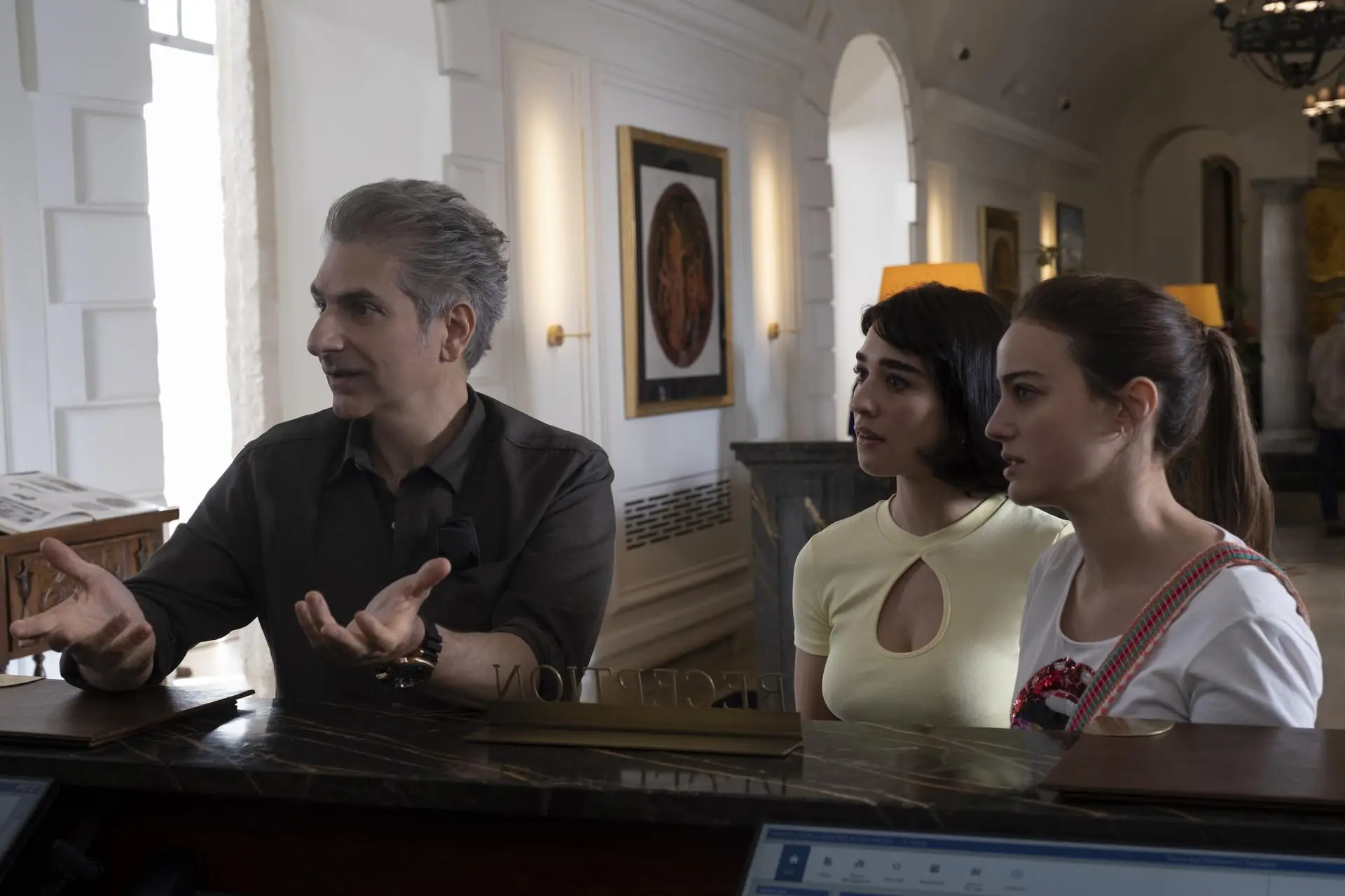 Michael Imperioli, Simona Tabasco e Beatrice Grannò in The White Lotus (2021)