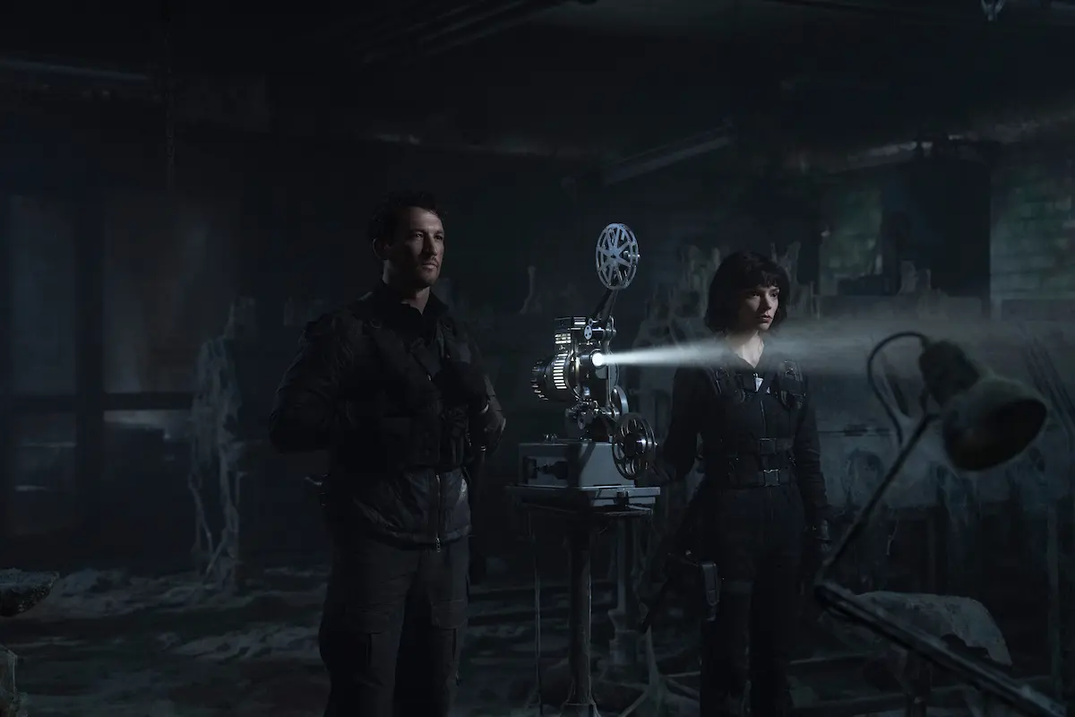 Miles Teller e Anya Taylor-Joy in Misteri dal profondo (2025)