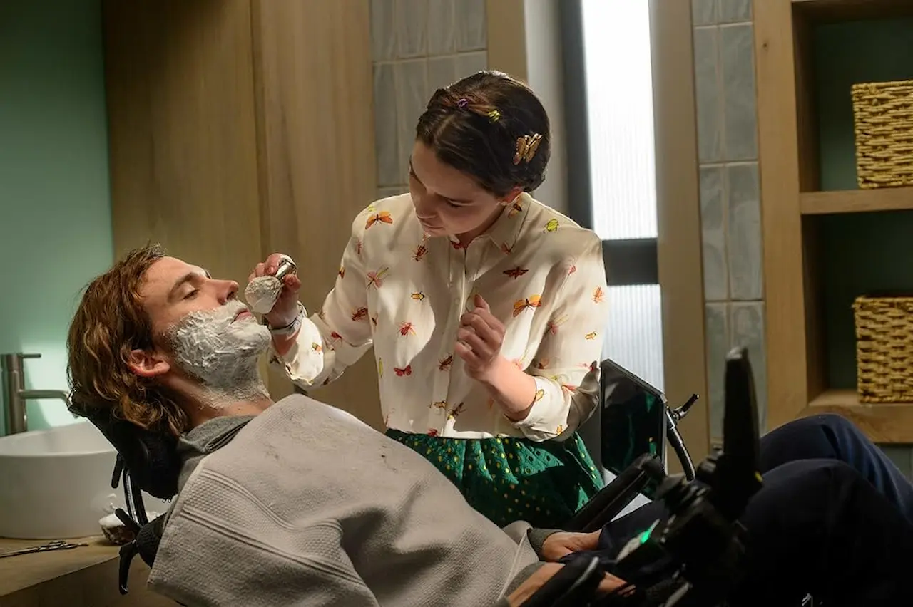 Sam Claflin e Emilia Clarke in Io prima di te