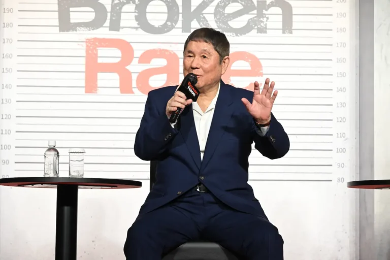 Takeshi Kitano racconta il suo Broken Rage e dell'”imbarazzante” incidente al Festival di Venezia 2024