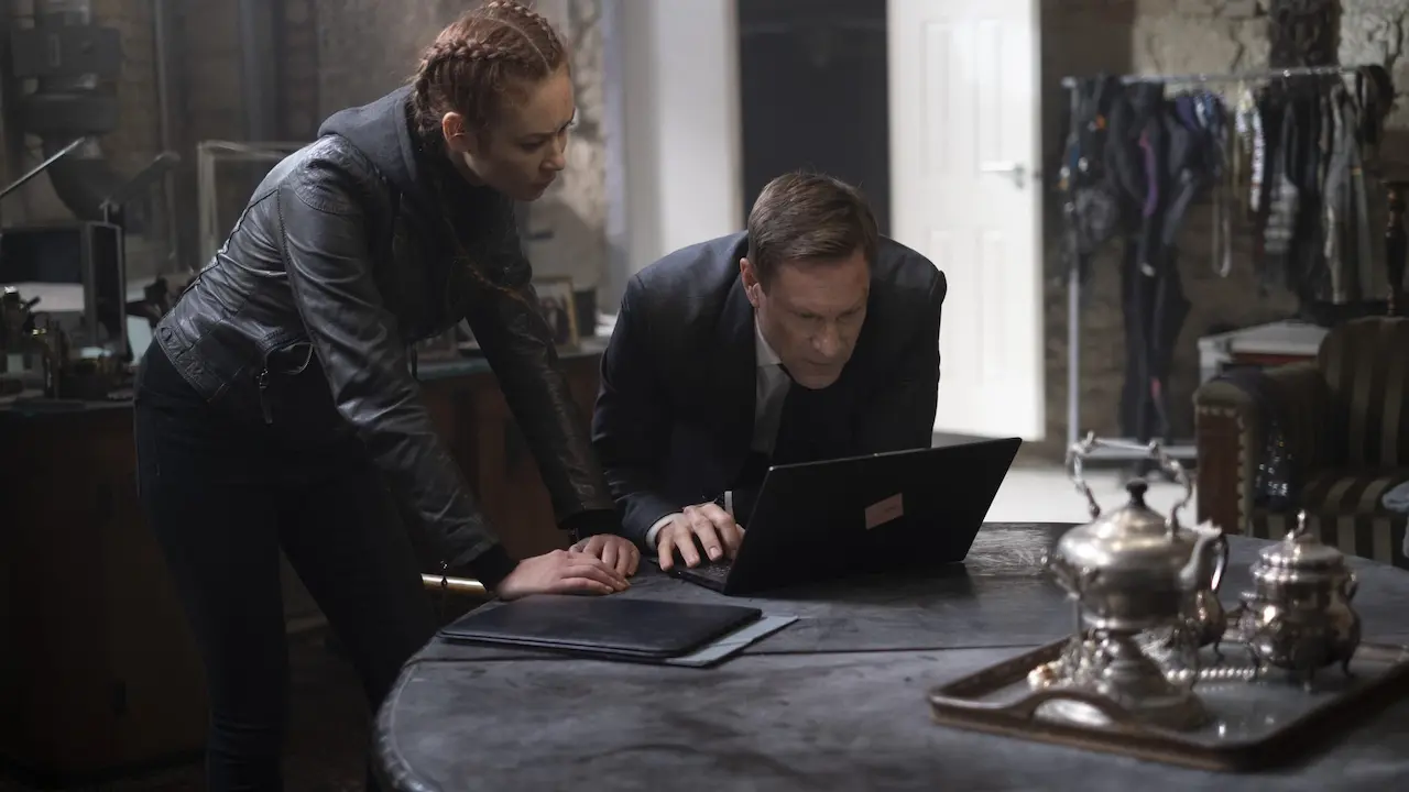 Aaron Eckhart e Olga Kurylenko in Chief of Station - Verità a tutti i costi