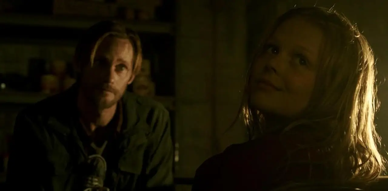 Alexander Skarsgård e Emily Alyn Lind in Hidden - Senza via di scampo