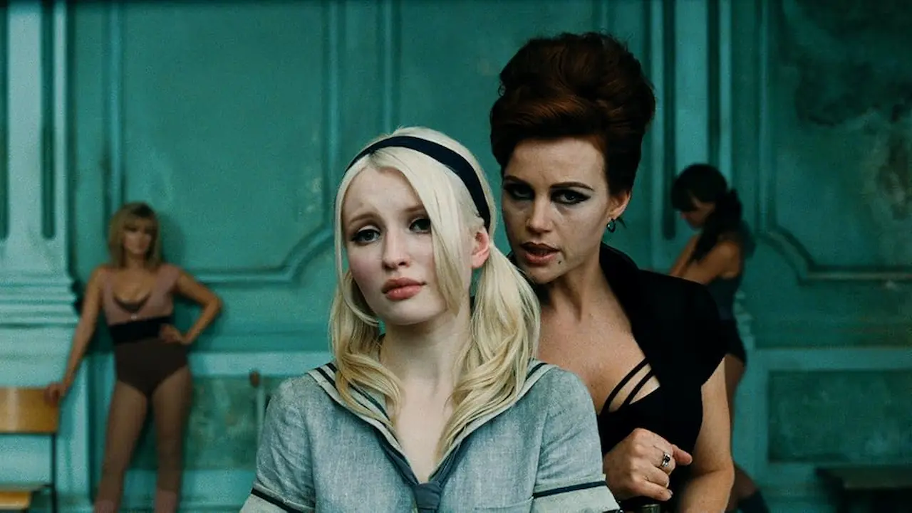 Carla Gugino e Emily Browning in Sucker Punch