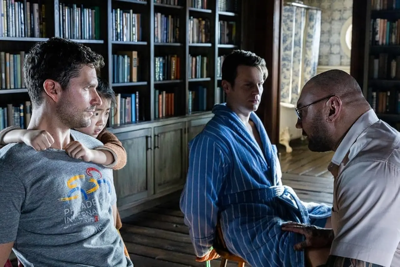 Dave Bautista, Kristen Cui, Jonathan Groff e Ben Aldridge in Bussano alla porta