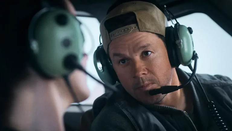 Flight Risk: trailer del nuovo thriller diretto da Mel Gibson con Mark Wahlberg