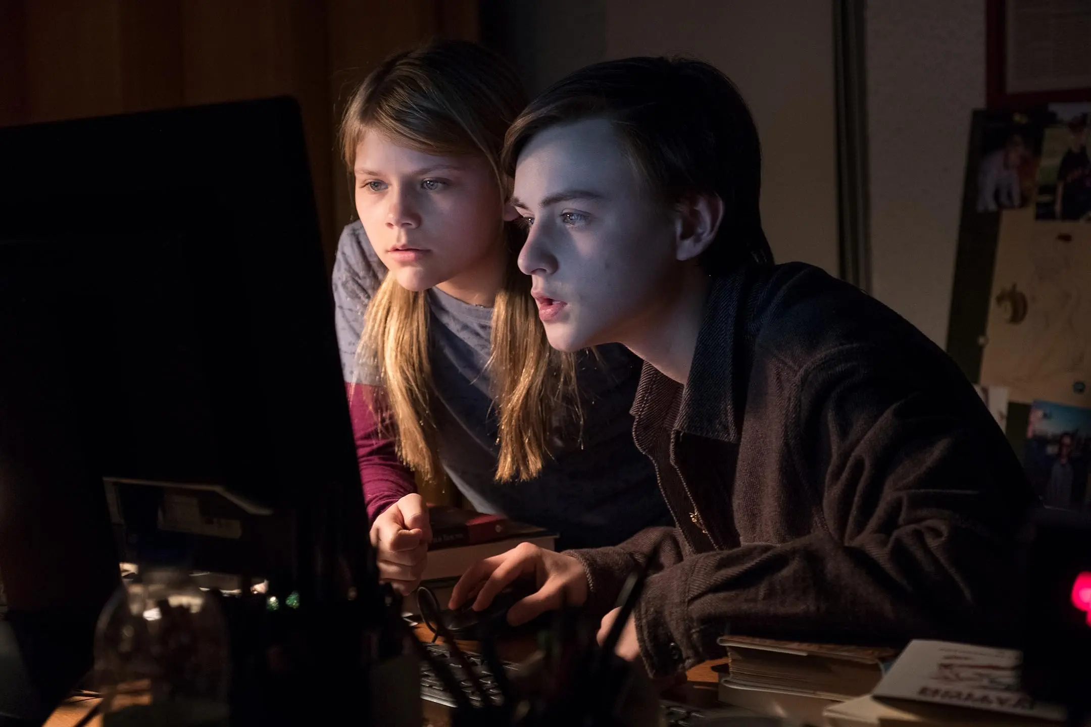 Jaeden Martell e Lia McHugh in La Loggia (2019)