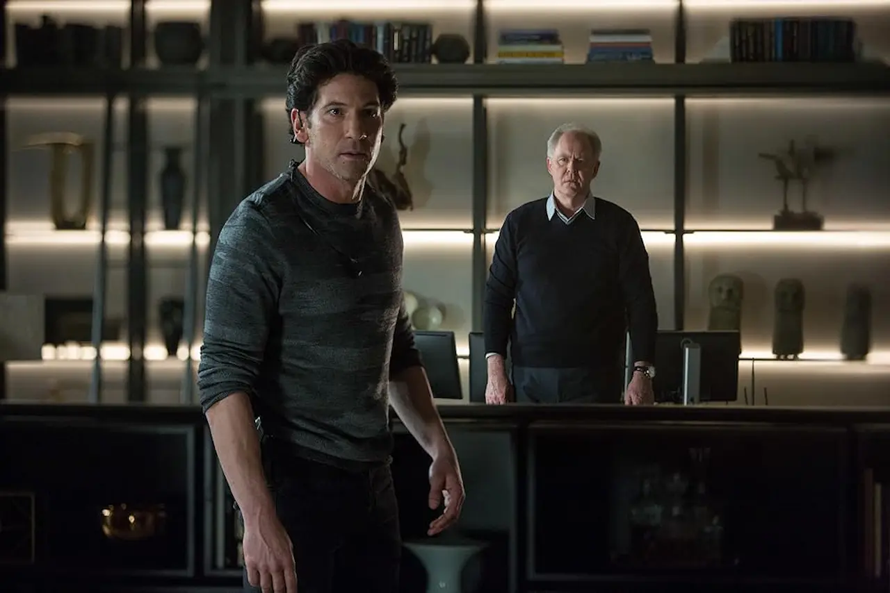 John Lithgow e Jon Bernthal in The Accountant