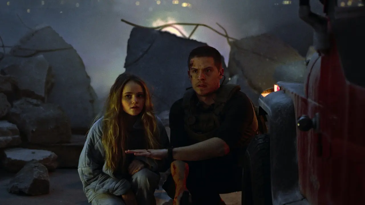 Megan Stott e Dylan Sprouse in Aftermath - In trappola