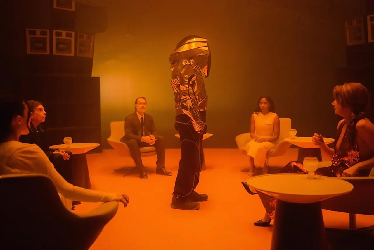Murray Bartlett e Ayo Edebiri in Opus