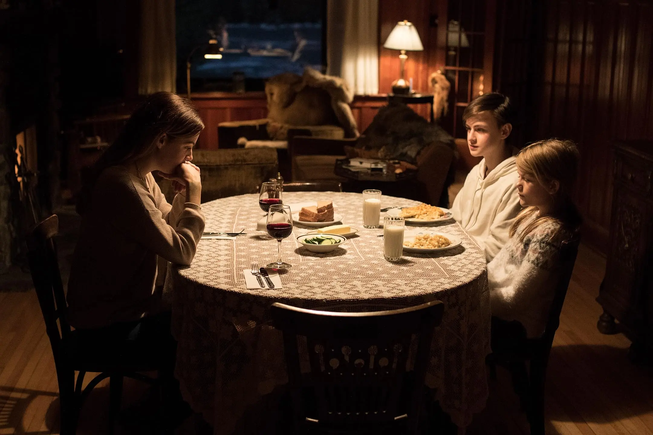 Riley Keough, Jaeden Martell e Lia McHugh in The Lodge (2019)