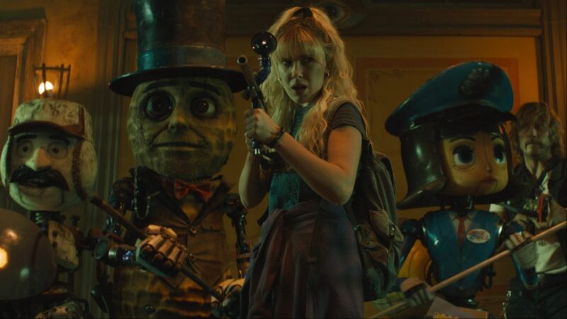 The Electric State. In foto Michelle (Millie Bobby Brown) nella riserva dei robot esiliati in The Electric State. Photo Credit Paul Abell, ©2025 Netflix, Inc.