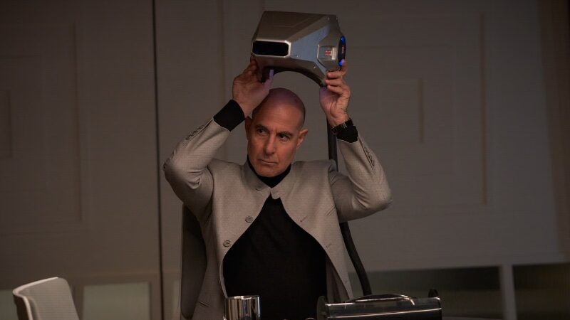 The Electric State. In foto Stanley Tucci nei panni di Ethan Skate in The Electric State. Photo Credit Paul AbellNetflix ©2024.