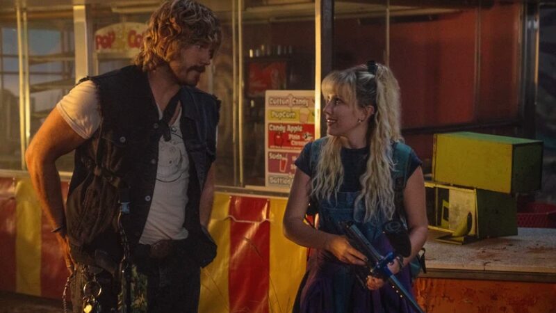 The Electric State. In foto (da sinistra a destra) Keats (Chris Pratt) e Michelle (Millie Bobby Brown) in The Electric State. Photo Credit Paul Abell, ©2025 Netflix, Inc.