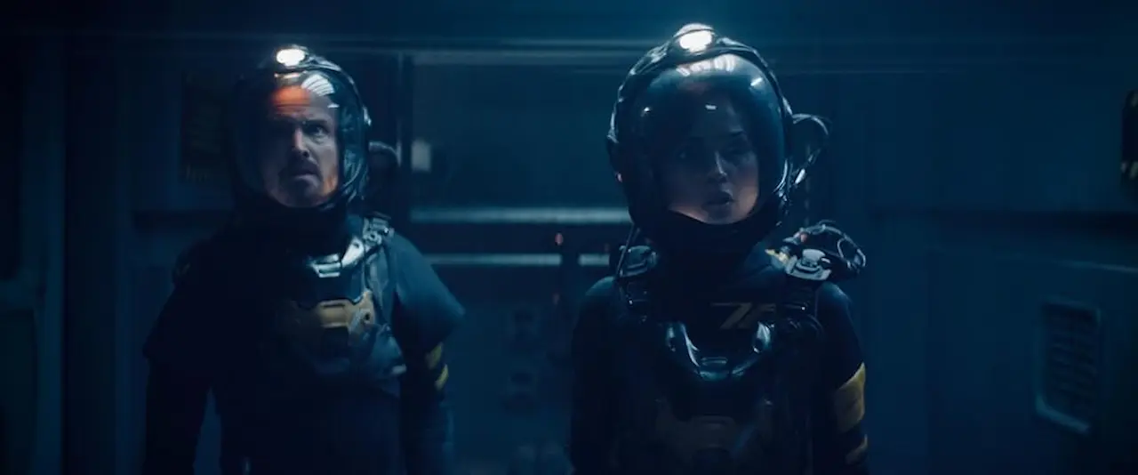 Aaron Paul e Eiza Gonzalez in Ash Cenere mortale