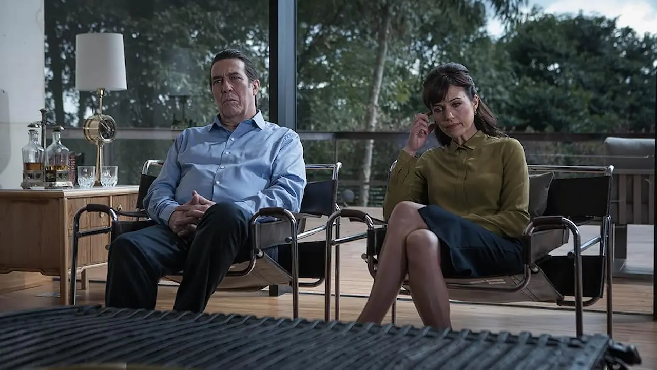 Carla Gugino e Ciarán Hinds in Elizabeth Harvest