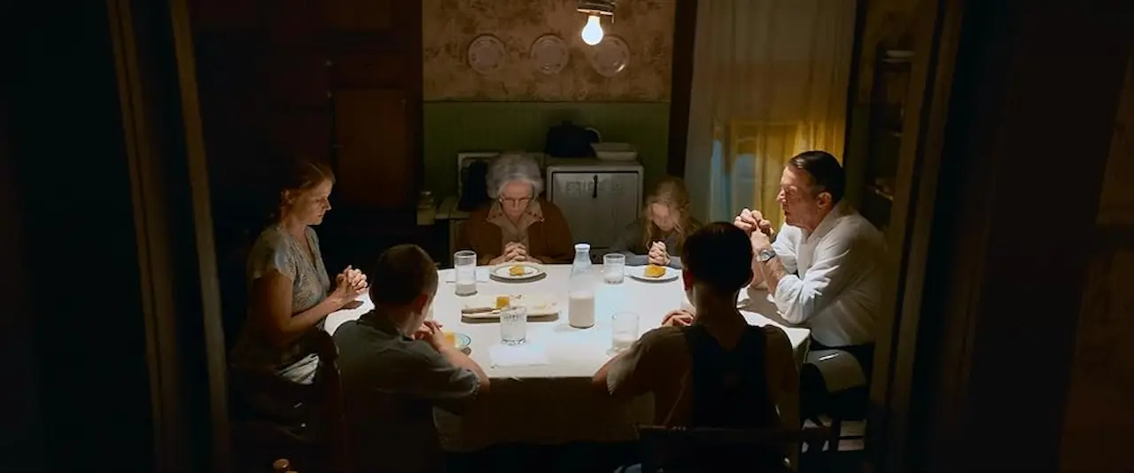 Dennis Quaid, Bonnie Bedelia, Joelle Carter, Mason Gillett, Jesse Berry e Hailey Bithell in The Hill