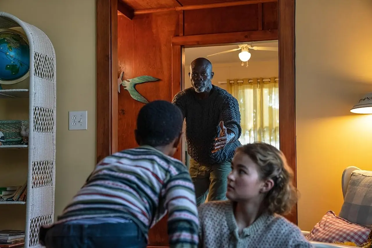 Djimon Hounsou, Millicent Simmonds e Silas Pereira-Olson in A Quiet Place II