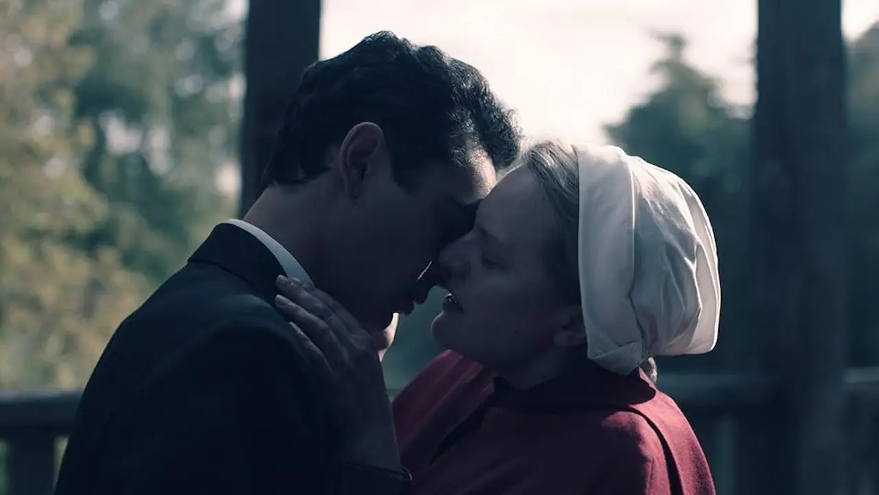 Elisabeth Moss e Max Minghella in The Handmaid's Tale