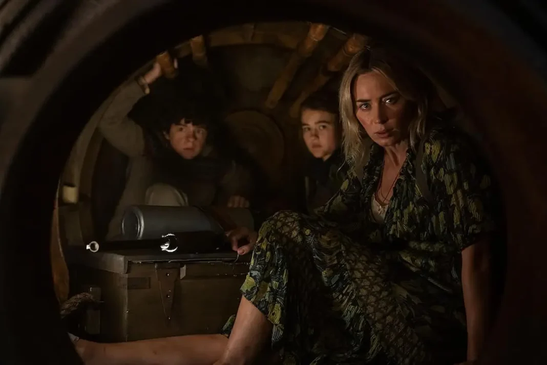 Emily Blunt, Noah Jupe e Millicent Simmonds in A Quiet Place II