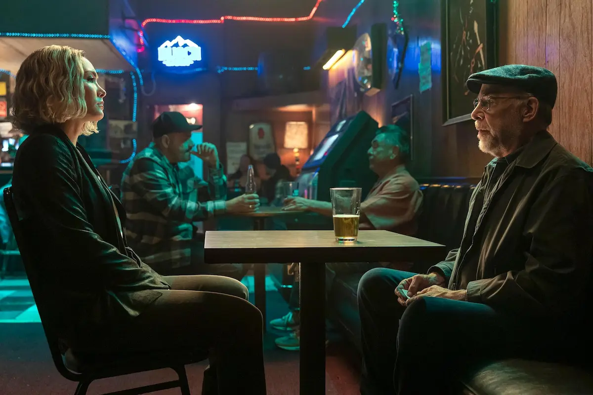 J.K. Simmons e Daniella Pineda in The Accountant 2 (2025)