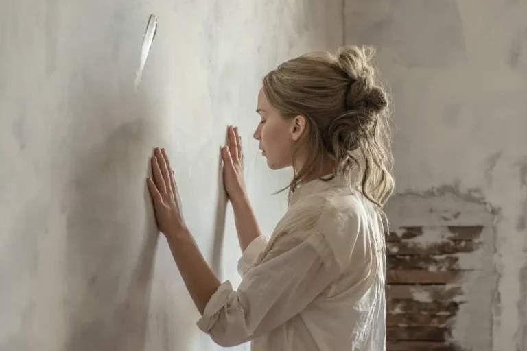 Jennifer Lawrence splatter nel poster di Mother di Darren Aronofski