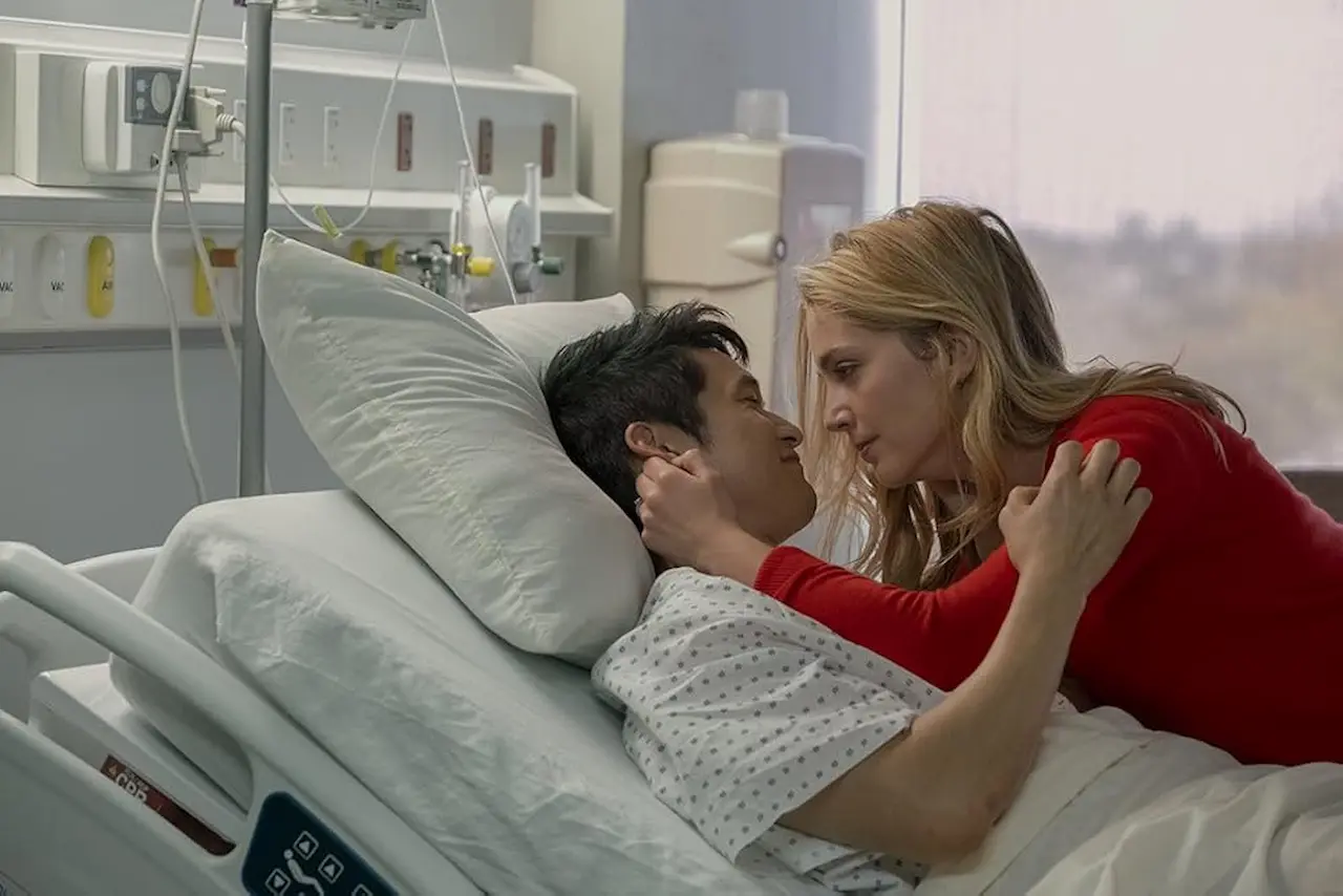 Jessica Rothe e Harry Shum Jr. in All My Life