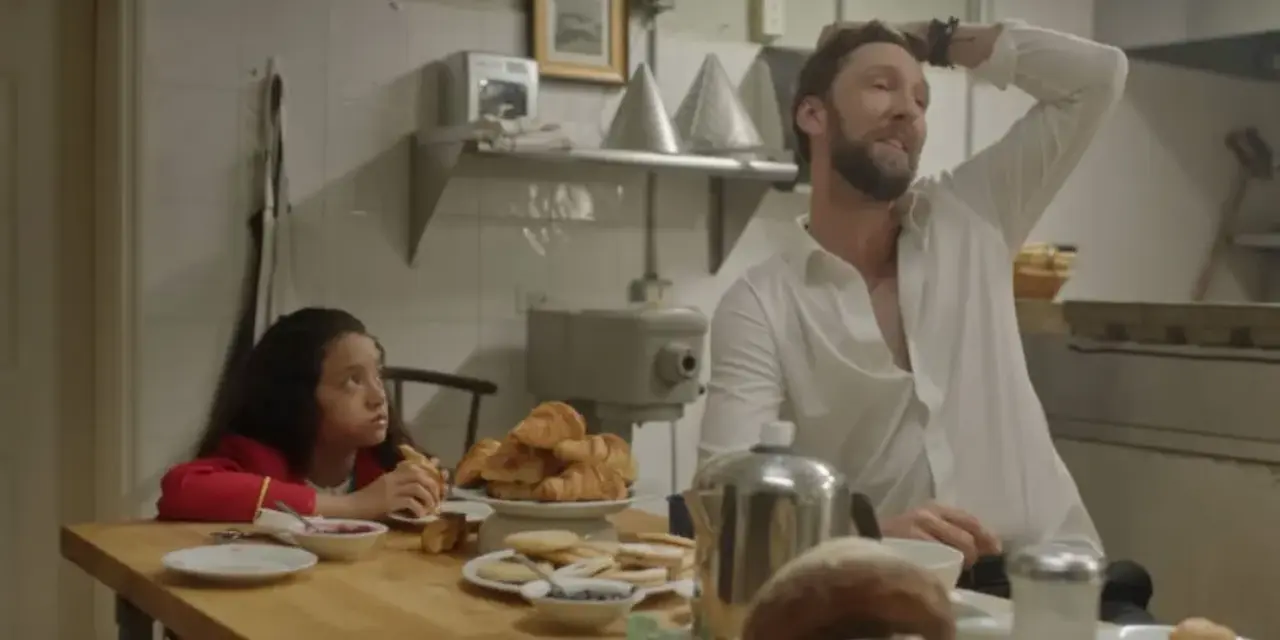 Joel David Moore ed Emma Ho in Il fornaio