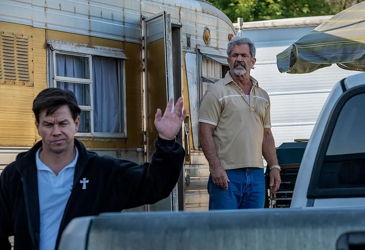 Mel Gibson e Mark Wahlberg in Father Stu