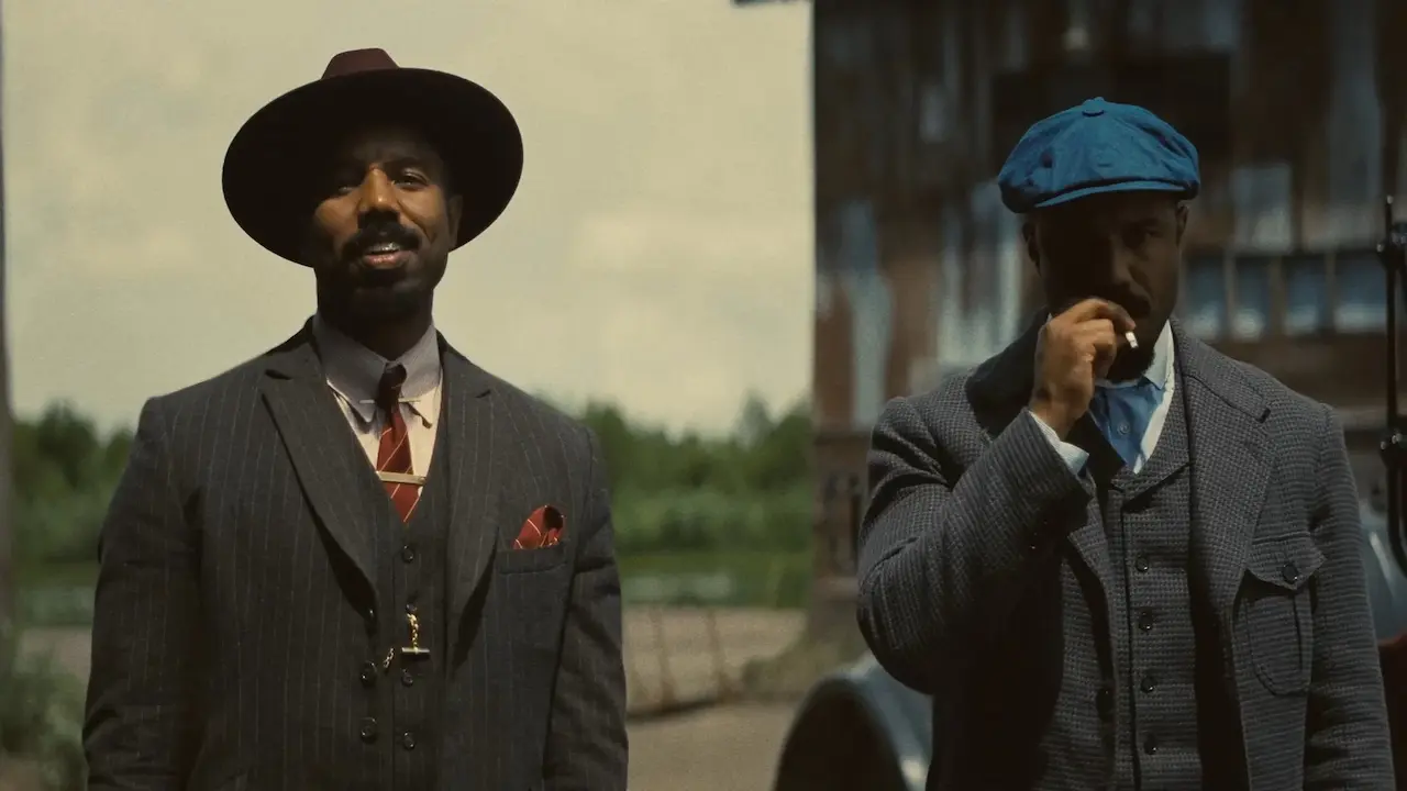 Michael B. Jordan nel ruolo di Smoke e Stack in I peccatori