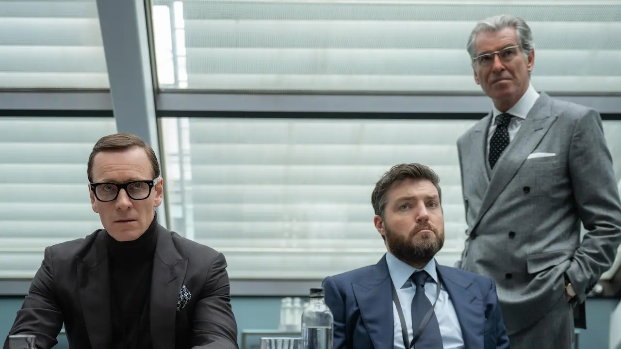 Michael Fassbender. Tom Burke e Pierce Brosnan in Black Bag - Doppio gioco