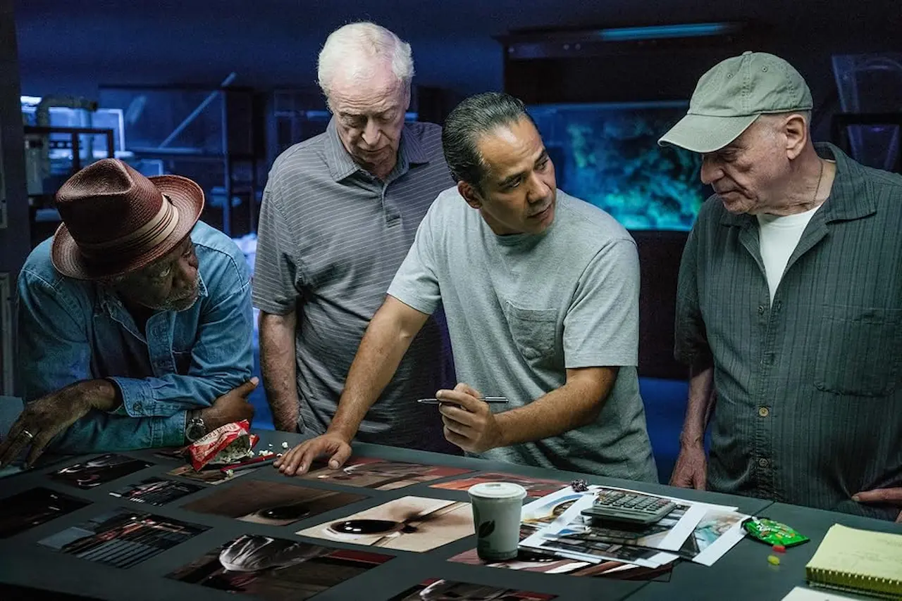 Morgan Freeman, Alan Arkin, Michael Caine e John Ortiz in Insospettabili sospetti