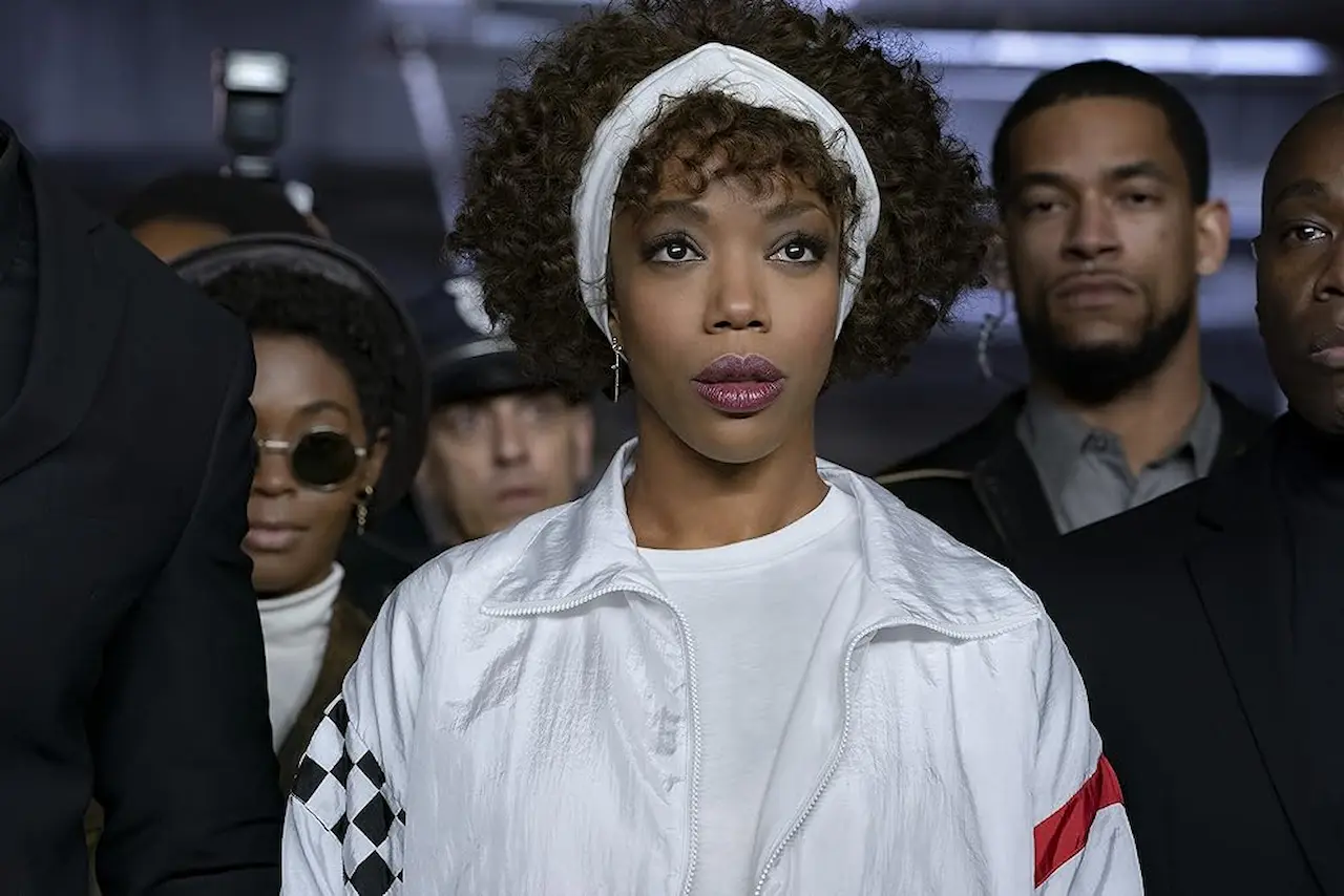 Naomi Ackie in Whitney - Una voce diventata leggenda