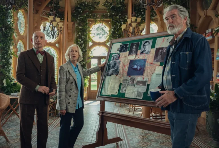 The Thursday Murder Club: prime foto del giallo Netflix con Pierce Brosnan, Helen Mirren e Ben Kingsley