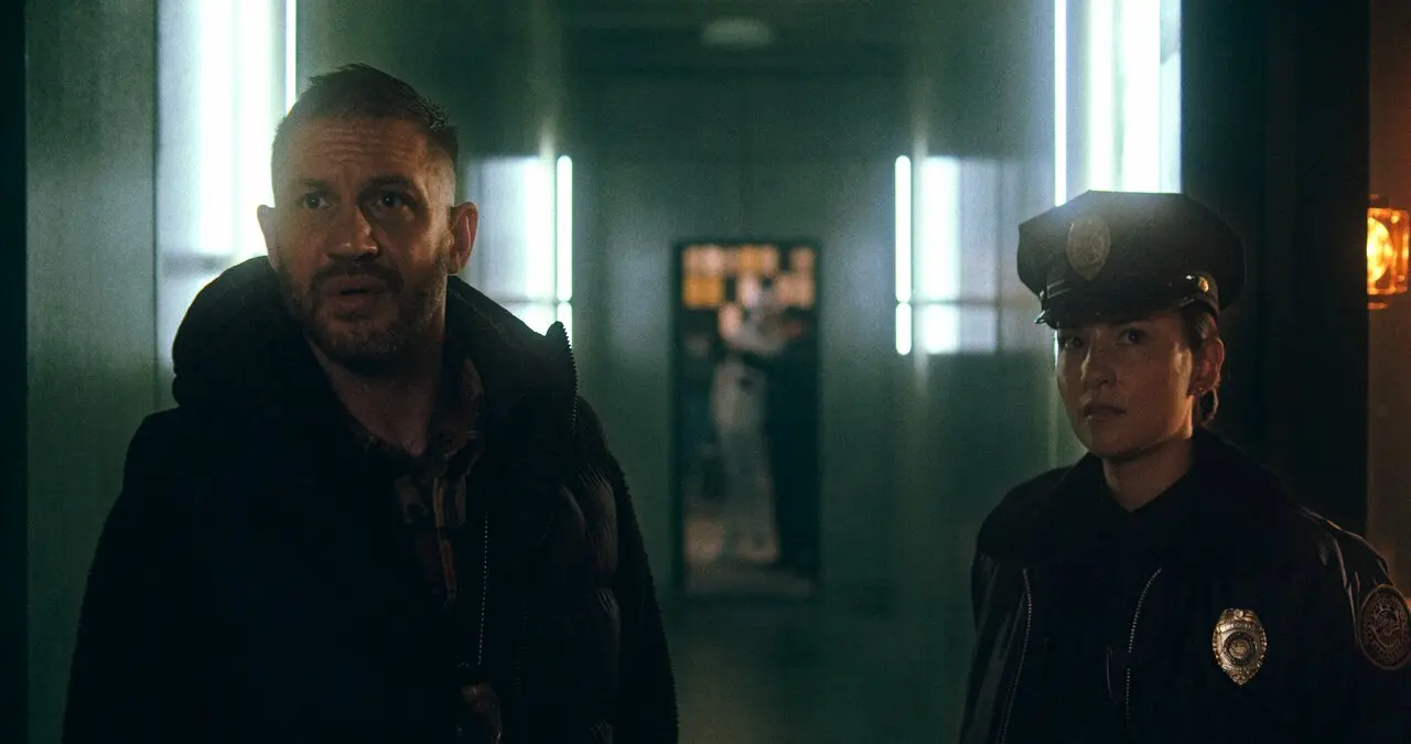 Tom Hardy e Jessie Mei Li in Havoc