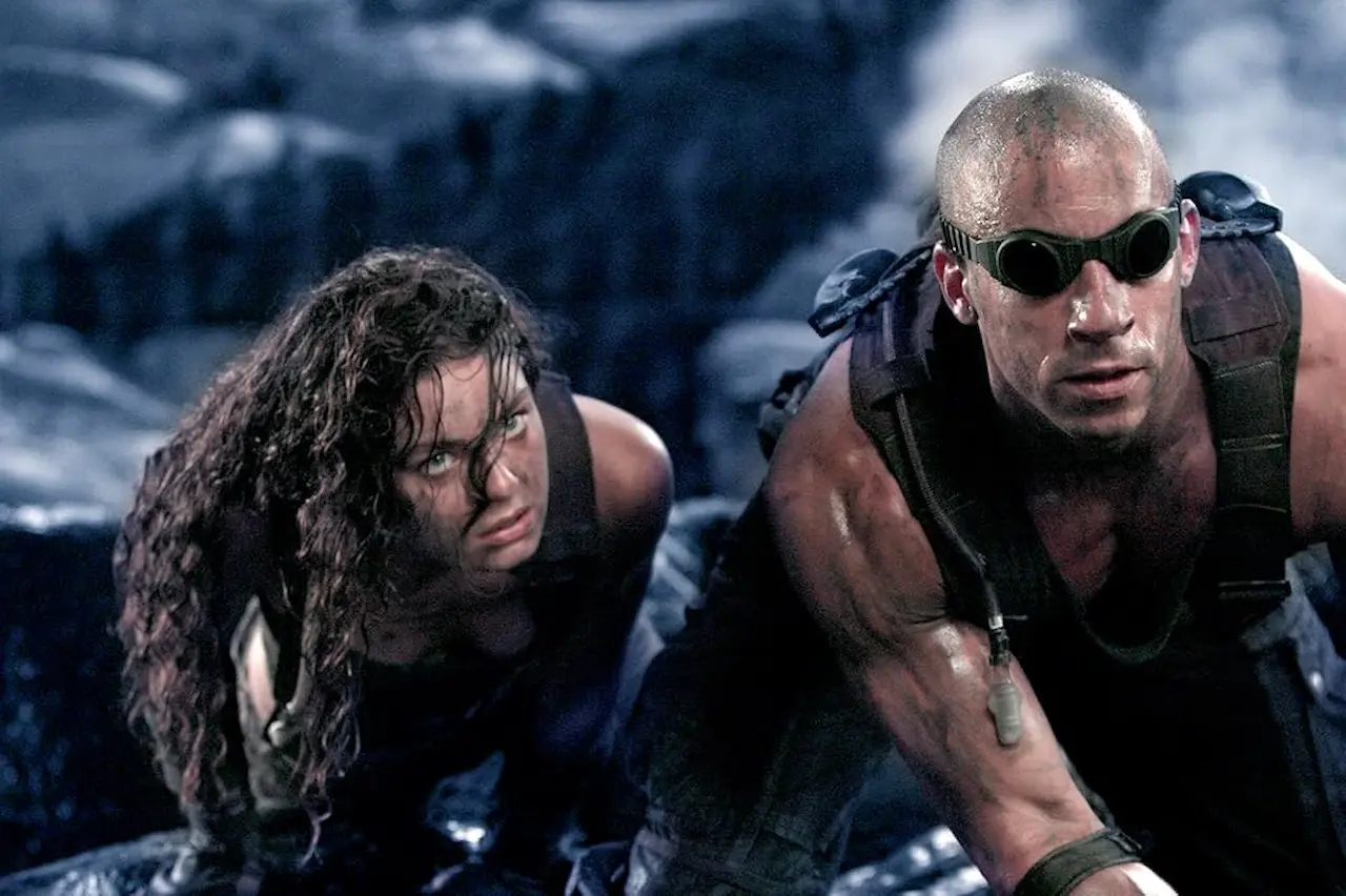 Vin Diesel e Alexa Davalos in The Chronicles of Riddick