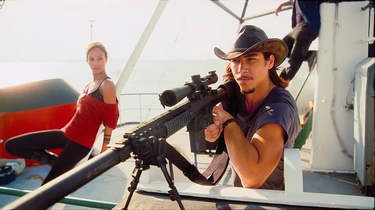 Zoe Saldaña e Óscar Jaenada in The Losers
