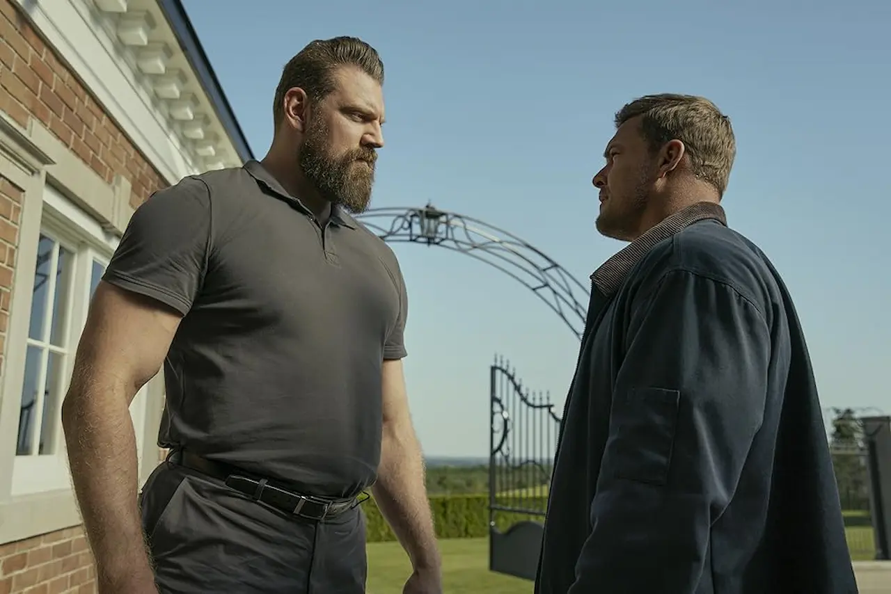 Alan Ritchson e Olivier Richters in Reacher - Stagione 3