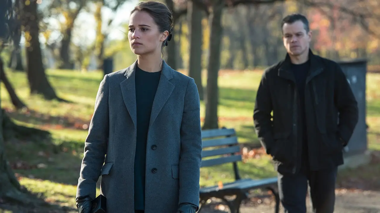 Alicia Vikander e Matt Damon in Jason Bourne