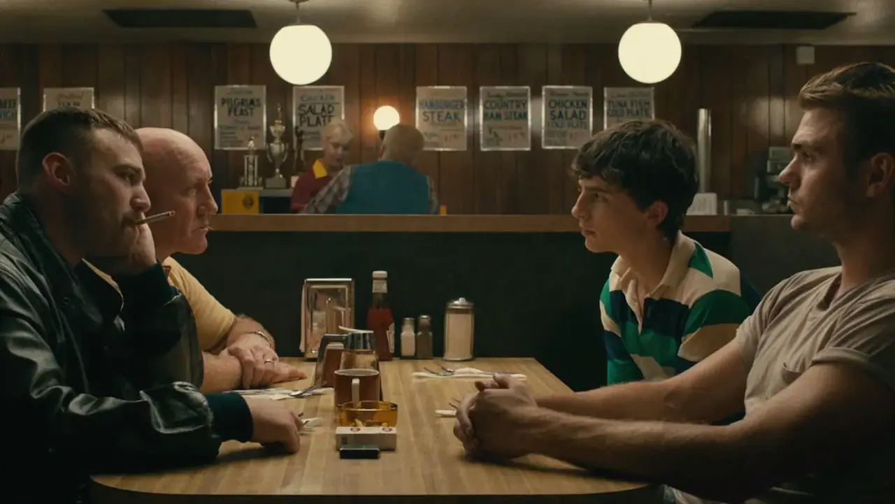 Alex Roe, Emory Cohen e Timothée Chalamet in Hot Summer Nights